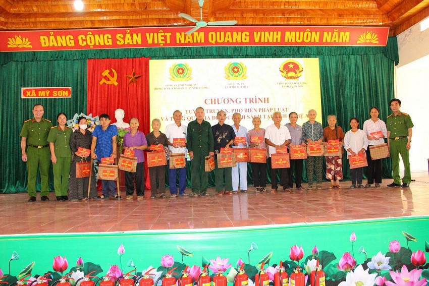 Đoàn công tác trao quà tặng các đồng chí là thương binh, thân nhân liệt sĩ, gia đình chính sách trên địa bàn xã Mỹ Sơn, huyện Đô Lương. Ảnh: C04
