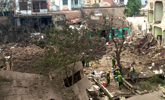 Chiều 3/1, Cơ quan An ninh điều tra Công an tỉnh Bắc Ninh đã khởi tố vụ án, khởi tố bị can và ra lệnh bắt tạm giam đối với Nguyễn Văn Tiến (SN 1964 ở thôn Quan Độ, xã Văn Môn, huyện Yên Phong) hiện đang cư trú tại Phố Mới, phường Đình Bảng, TX Từ Sơn, Bắc Ninh vì có hành vi “Tàng trữ, mua bán trái phép vũ khí quân dụng”.