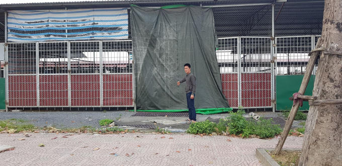 Anh Ngô Văn Thắng trình bày lại sự việc và hiện trường quán bia nơi xảy ra vụ xô xát tại quán bia vỉa hè khu đất mới Nam Hồng.