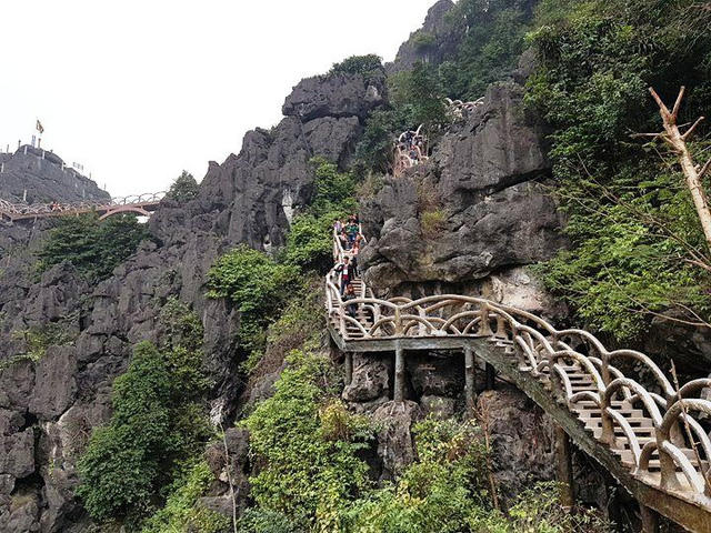 Hệ thống bậc thang được xây dựng trên hệ thống núi đá vôi được kiến tạo hàng nghìn năm, nơi đây cũng là vùng núi non hiểm trở từng gắn với "kinh đô đá Hoa Lư" trên 1.000 năm lịch sử. Quần thể Tràng An với những giá trị về văn hóa và thiên nhiên đã được công nhận là di sản thế giới nhưng đã bị xâm hại không thương tiếc.