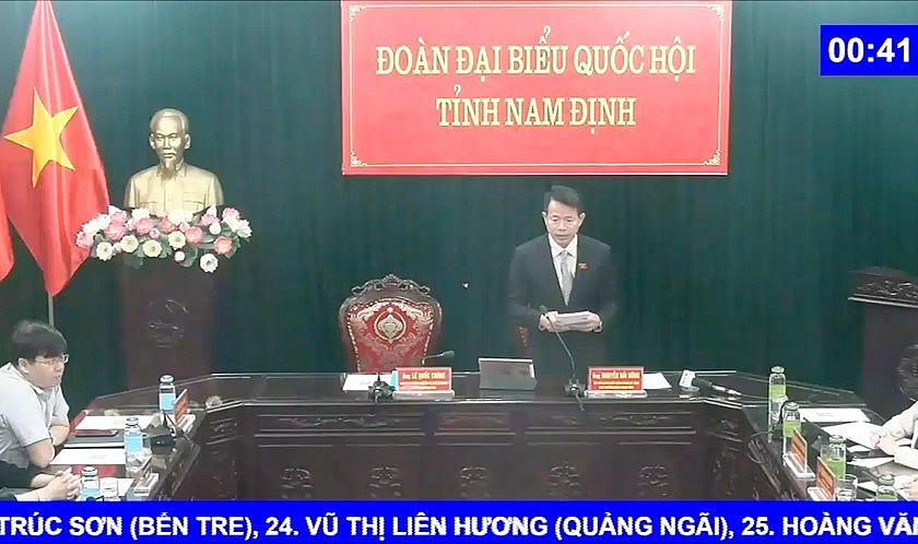 Đại biểu Nguyễn Hải Dũng đặt câu hỏi chất vấn tại phiên họp.