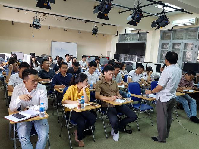 Phó Tổng Biên tập Thường trực Đặng Ngọc Luyến giảng bài cho các học viên lớp học.