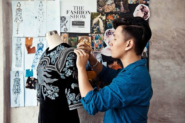 Tùng Vũ với bộ sưu tập “Peacock” lấy cảm hứng từ những bức hoạ cách điệu hình tượng con công đầy lãng mạn trên những ấn phẩm Vogue đầu tiên, kết hợp cùng những ý tưởng thiên văn như mặt trời, mặt trăng, các ngôi sao, những vì tinh tú… trên nền chuyện cổ tích phương Tây.