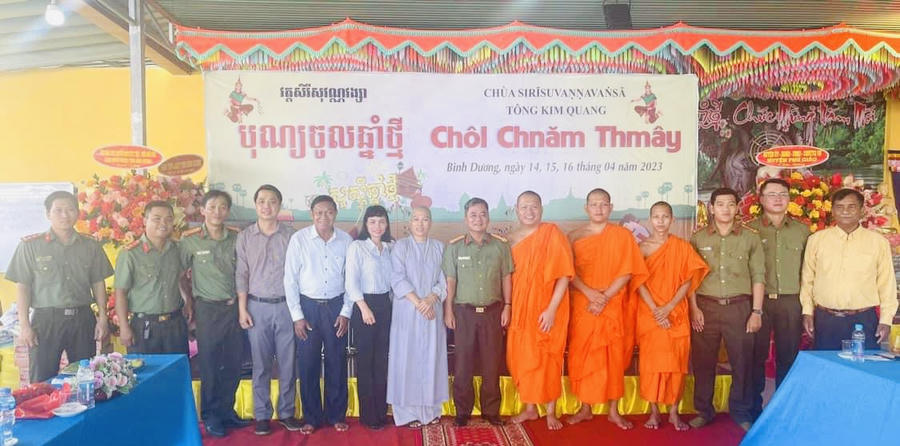 Phòng An ninh nội địa Công an tỉnh tổ chức đoàn chúc tết đồng bào Khmer tại xã An Bình, huyện Phú Giáo.