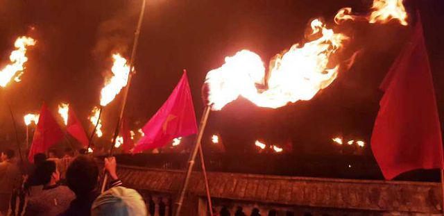 Ngọn đuốc tỏa về khắp các ngõ, xóm ở Yên Tiến vào đêm giao thừa