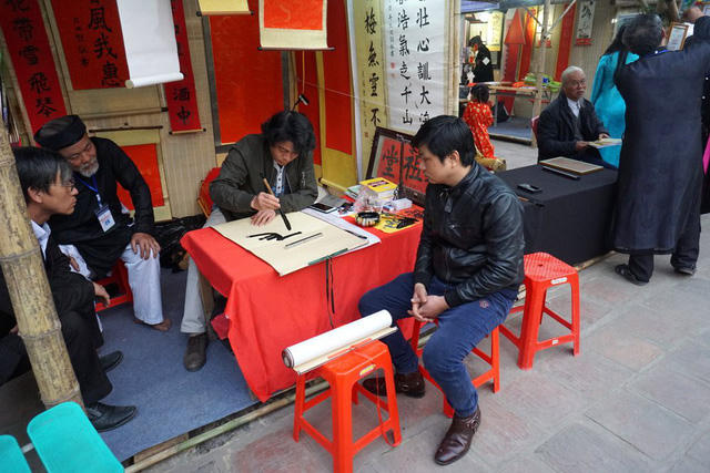 Ngoài hoạt động viết chữ, phố ông đồ còn diễn ra triển lãm thư pháp. Trong các tác phẩm triển lãm, nội dung không chỉ phản ánh giá trị "tôn trọng hiền tài" mà cón có ý nghĩa khích lệ các thế hệ trẻ không ngừng vươn lên, kế thừa truyền thống cha ông, qua đó góp phần nâng cao trình độ của người viết thư pháp cũng như trình độ thẩm mỹ, hiểu biết về thư pháp của công chúng.