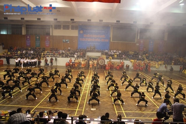 Màn đồng diễn mở màn khiến nhà thi đấu trở nên rất rộn ràng, hào sảng.
