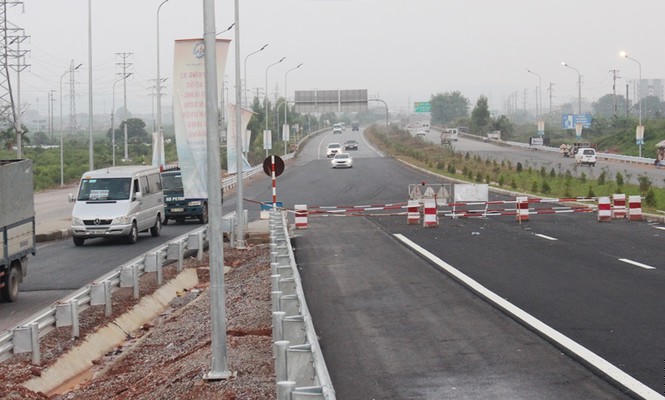 Thay vi tiếp cận cao tốc vừa thông xe, trong nhiều ngày qua, nhiều phương tiện phải đi tránh cao tốc Bắc Giang - Lạng Sơn để rẽ vào QL1 cũ.