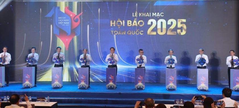 Sáng 19/6, các đại biểu đã ấn nút khai mạc Hội báo toàn quốc năm 2025.
