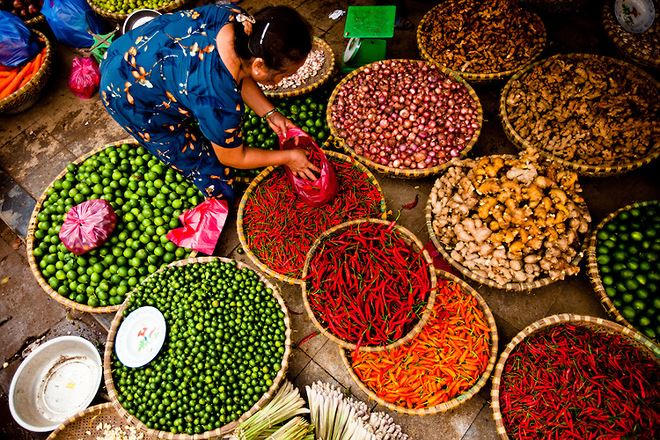 Người Việt sử dụng các gia vị như gừng, nghệ, hành, tỏi, sả, rau thơm để làm nước chấm hoặc gia tăng hương vị cho món ăn, đảm bảo hài hòa giữa các vị chua, cay, mặn, ngọt.