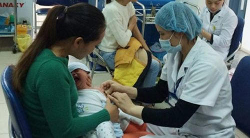 C&aacute;ch ph&ograve;ng tr&aacute;nh ho g&agrave; tốt nhất l&agrave; ti&ecirc;m vắc-xin ph&ograve;ng bệnh.