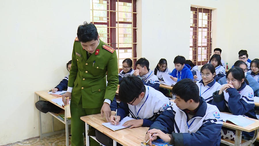 Công an huyện Hậu Lộc tuyên truyền việc sử dụng pháo hoa đúng quy định cho học sinh trường THPT Hậu Lộc 3.
