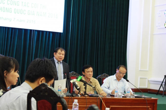 Thứ trưởng Bùi Văn Ga phát biểu tại buổi họp báo chiều 4/7 sau khi môn cuối cùng của Kỳ thi THPT Quốc gia 2016 kết thúc.