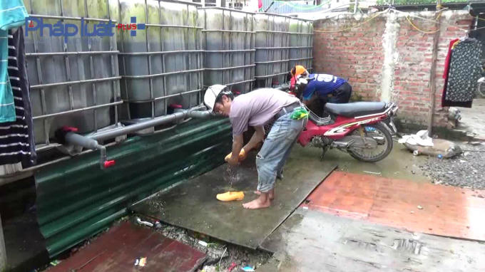 Họ tranh thủ tắm giăt, ăn cơm trước khi vào ca chiều.