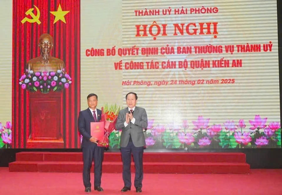 Bí thư Thành uỷ Hải Phòng Lê Tiến Châu trao quyết định, tặng hoa chúc mừng tân Bí thư Quận uỷ quận Kiến An ông Lương Văn Công.