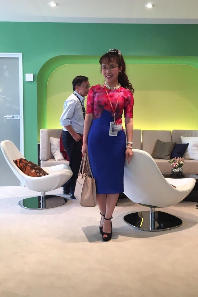 Rực rỡ nổi bật không kém phần gợi cảm tại Dubai Airshow nơi giới hàng không ngưỡng mộ gọi bà là Lady in red.