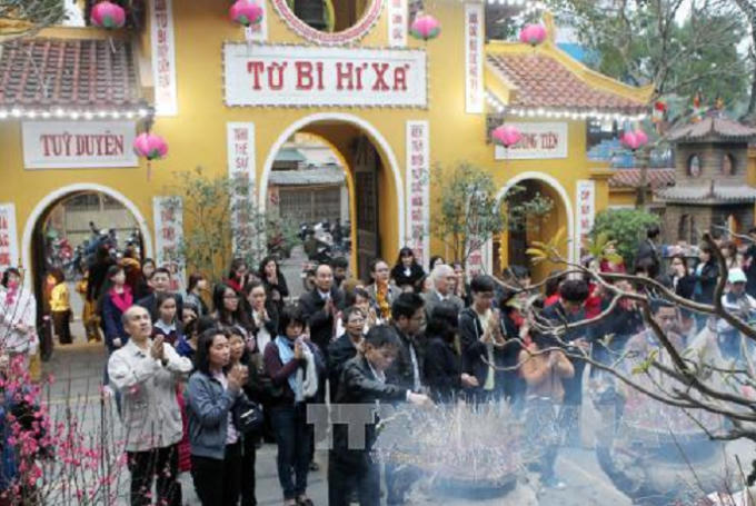 Người Việt có thói quen chọn giờ và hướng xuất hành tốt trong ngày đầu năm mới. Ảnh: Quốc Khánh/TTXVN.