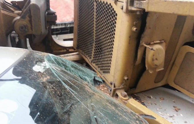 Nghệ An: Xe c&aacute;n bộ kiểm l&acirc;m bị m&aacute;y x&uacute;c đ&egrave; bẹp d&uacute;m