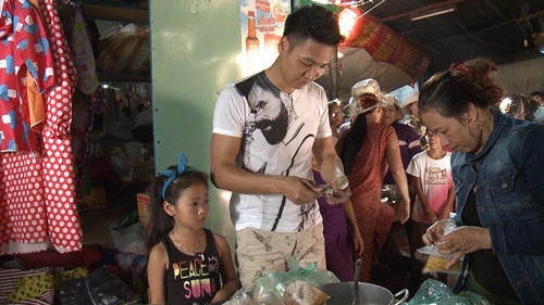 Phát hiện thấy chưa có đồ ăn sáng cho các con. Bố Minh Đỗ ngay lập tức thể hiện thói quen cũ “đi xin ăn”. Trong khi đó bố Mạnh Trường quyết định ra chợ đi buôn.