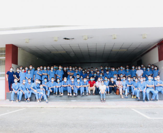 Đoàn bác sỹ nội trú trường ĐH Y Hà Nội cùng một số cán bộ Bệnh viện ĐH Y HN hỗ trợ điều trị bệnh nhân Covid  tại BV Becamex Bình Dương, dưới sự lãnh đạo trực tiếp của PGS. TS. Nguyễn Lân Hiếu.