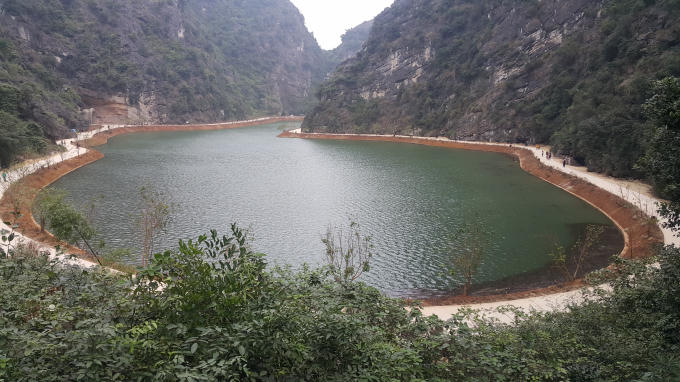 Phần lớn khu vực động Am Tiên là thung lũng ngập nước, được bao bọc xung quanh bởi vách núi đá., nước trong xanh mát mẻ quanh năm.