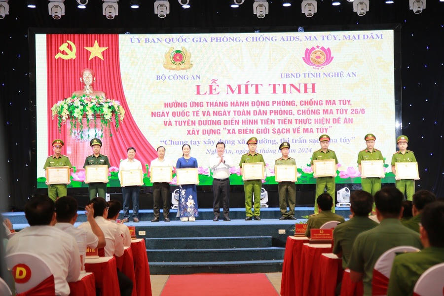 Trao Bằng khen của Bộ Công an và UBND tỉnh cho các tập thể, cá nhân có thành tích xuất sắc trong triển khai thực hiện và nhân rộng Đề án xây dựng “Xã biên giới sạch về ma túy” - Ảnh Công an Nghệ An.