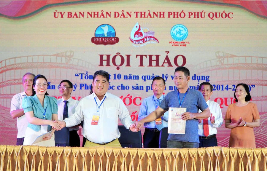 Ông Phạm Huỳnh Quốc Thanh - Phó Chủ tịch thường trực Hội nước mắm Phú Quốc ký kết ghi nhớ với các đơn vị