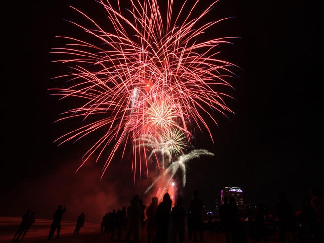 Biển Đà Nẵng lung linh pháo hoa chào năm mới 2016