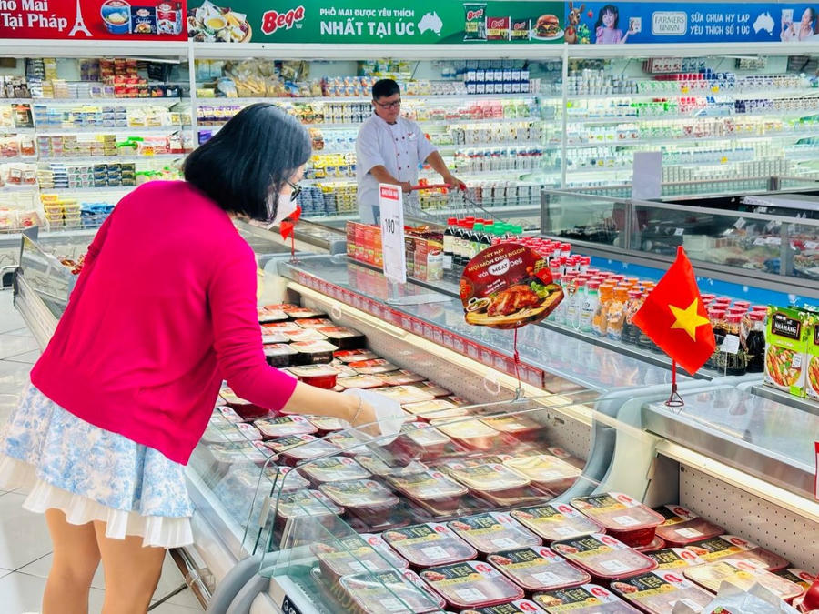 Khách hàng mua sắm mặt hàng thịt sạch MEATDeli.