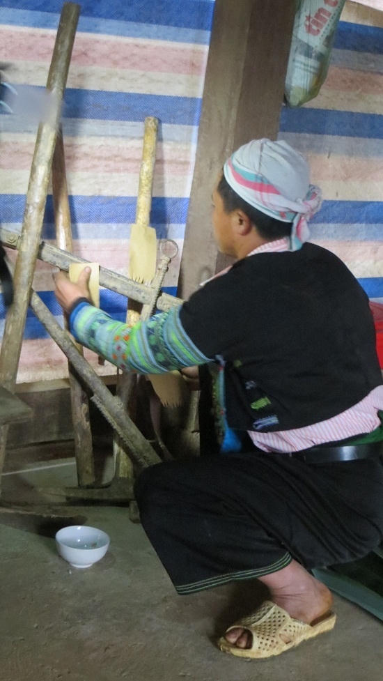 Gia chủ d&aacute;n giấy l&ecirc;n cuốc, dao,... để cho ch&uacute;ng được nghỉ ngơi.