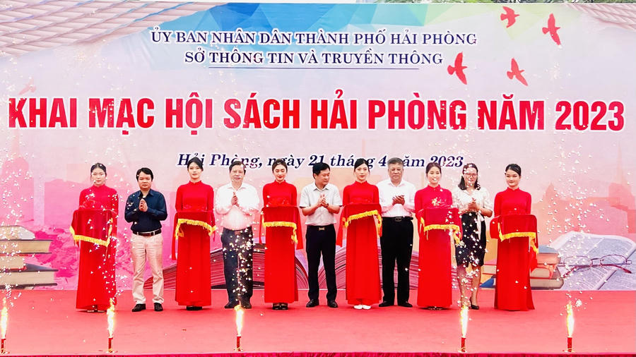 Các đại biểu cắt băng khai mạc Hội sách.