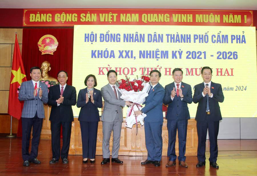 2166789_lanh_dao_tp_cam_pha_chuc_mung_dong_chi_pham_le_hung_pho_bi_thu_thanh_uy_chu_tich_ubnd_tp_cam_pha_16000502