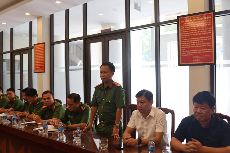 Trung tá Ngô Thái Sơn – Trưởng Công an phường Tây Hồ báo cáo kết quả đấu tranh, triệt phá nhóm tội phạm ma tuý