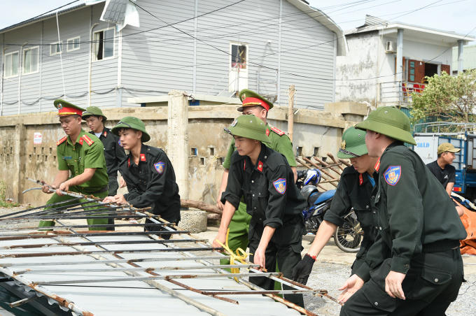 Lực lượng công an tham gia khắc phục hậu quả của bão số 10.