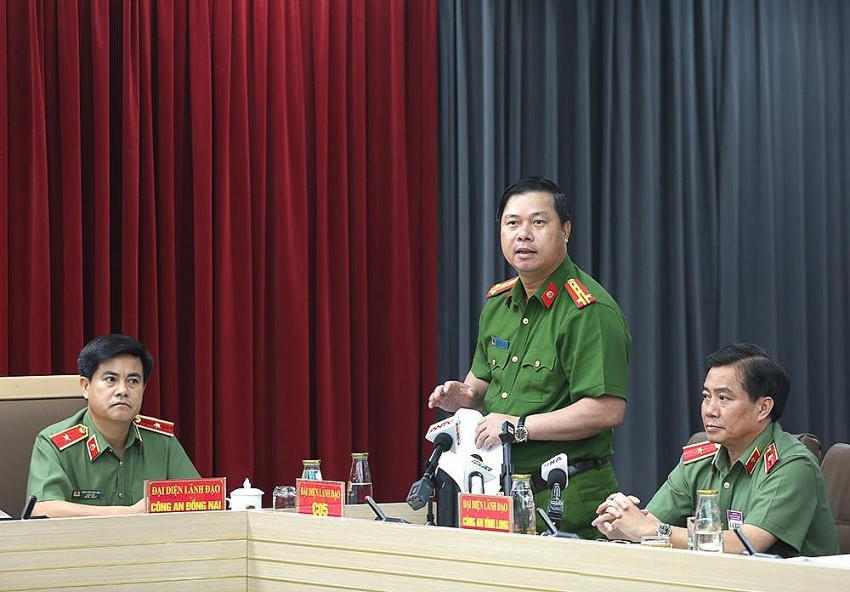 Đại tá Nguyễn Công Khôi, Phó Cục trưởng Cục Cảnh sát phòng, chống tội phạm về môi trường thông tin tại buổi Họp báo. (Ảnh: BCA)