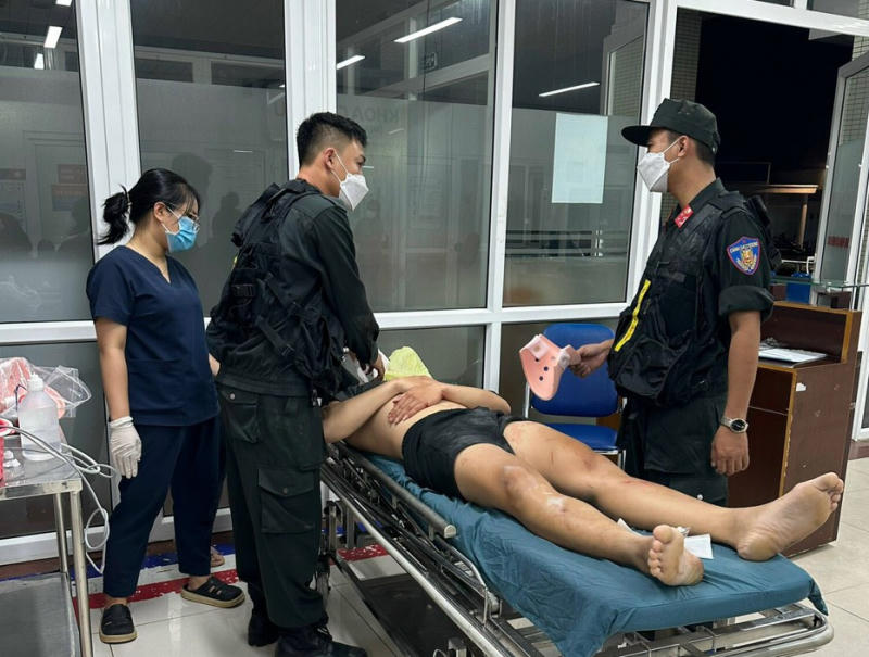 Một người trong vụ tai nạn được các chiến sĩ CSCĐ đưa lên Bệnh viện hữu nghị Việt Nam-Cu Ba Đồng Hới.