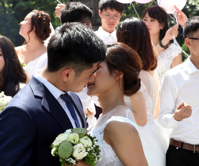 Không ngần ngại trao cho nhau nụ hôn nồng cháy giữa phố đông.
