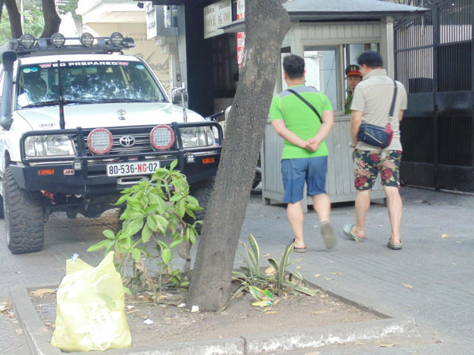 Ô tô địa hình hầm hố ngang nhiên đậu trên vỉa hè đường Lê Thánh Tôn.