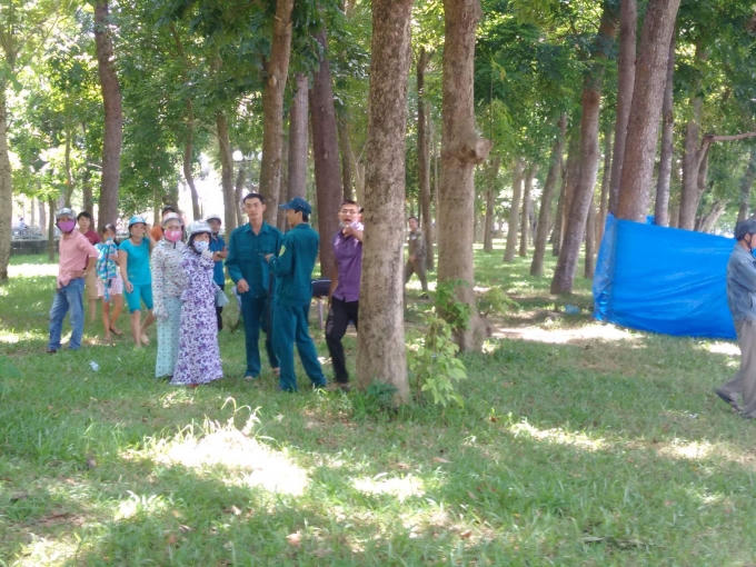 Lực lượng chức năng đã tiến hành trục vớt nạn nhân đưa vào bờ.