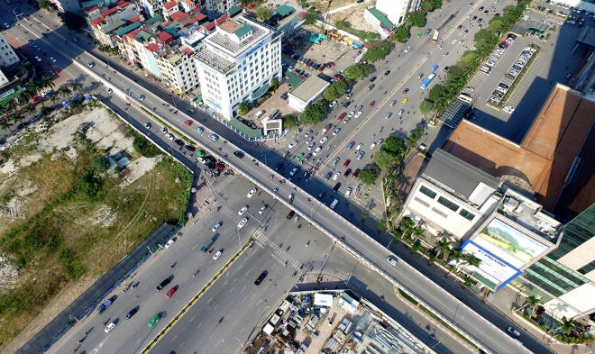 Đầu năm 2012, để giải quyết bài toán ùn tắc giao thông tại các nút giao trọng điểm, Hà Nội quyết định đầu tư và xây dựng thí điểm hàng loạt cầu vượt nhẹ bằng thép. Trong năm 2016, thành phố khánh thành thêm 2 cầu vượt nhẹ, nâng tổng số cầu loại này ở nội đô lên 8, với tổng kinh phí trên 2.000 tỷ đồng.  Gần đây nhất ngày 26/12, cầu vượt nút giao Ô Đông Mác - Nguyễn Khoái (Hà Nội) với tổng mức đầu tư 166 tỷ đồng được khánh thành sau 7 tháng xây dựng. Cầu dài 232 m, rộng 12 m, được chia làm 2 làn xe.