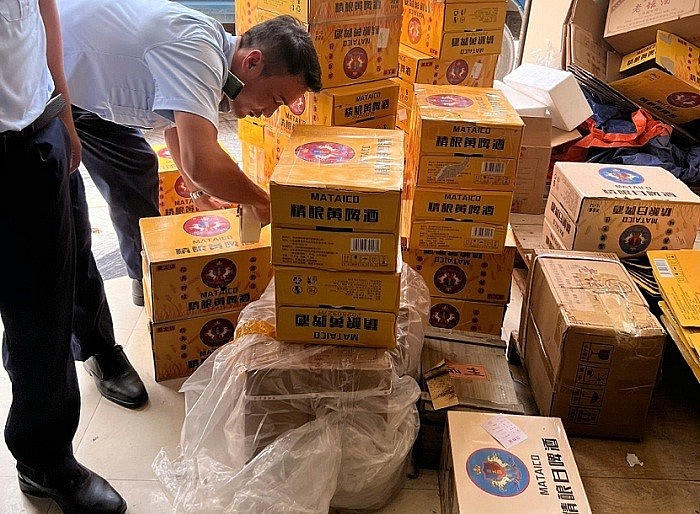 Tiêu hủy hơn 1.300 chai rượu, bia Mao Đài nhập lậu