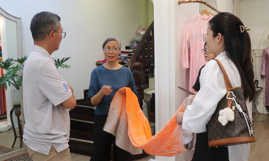 Điều níu giữ khách hàng của lụa Vạn Phúc chính là chất lượng luôn được đảm bảo.
