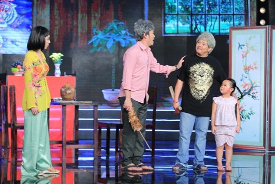 Danh hài Chí Tài thất thần khi bị gái trẻ cưỡng hôn