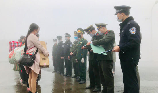 Giữa tâm dịch Viruts Corona, Trung Quốc trao trả 8 công dân Việt Nam