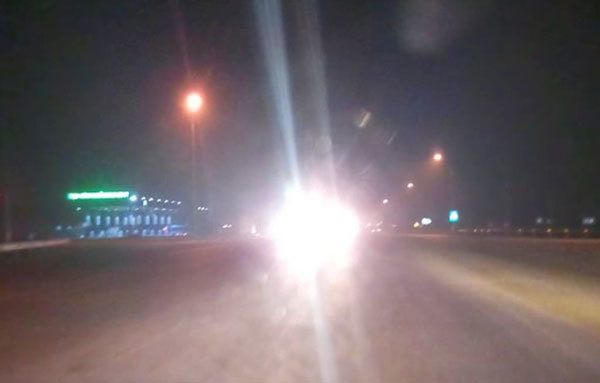 Tình trạng người điều khiển ôtô bật đèn pha trong phố khiến người đi hướng ngược lại khó quan sát phía trước, tiềm ẩn nguy cơ mất ATGT