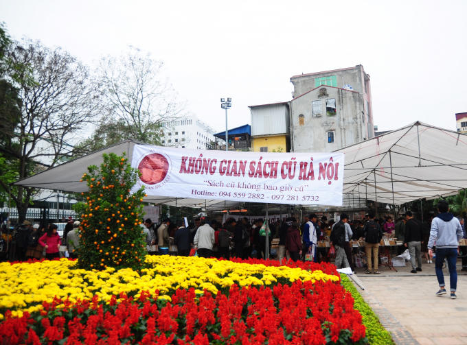 Từ sáng sớm đã rất nhiều người đến với hội sách