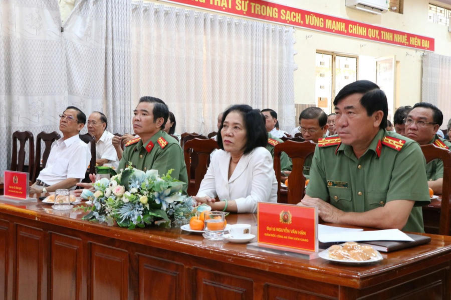 Các đại biểu tham dự buổi họp mặt