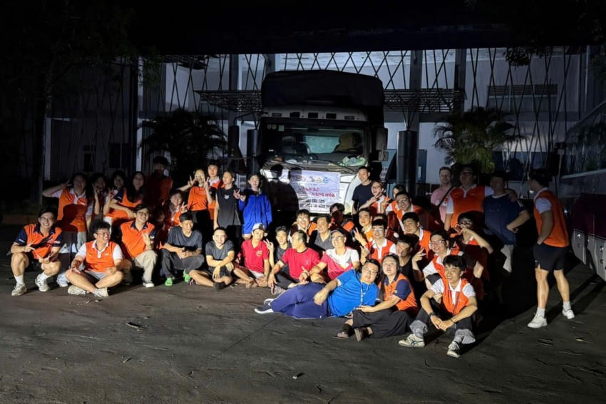 Cán bộ công nhân viên Trung tâm, đại diện Ban chủ nhiệm Câu lạc bộ thanh niên công nhân ngày đêm xếp hàng hóa.