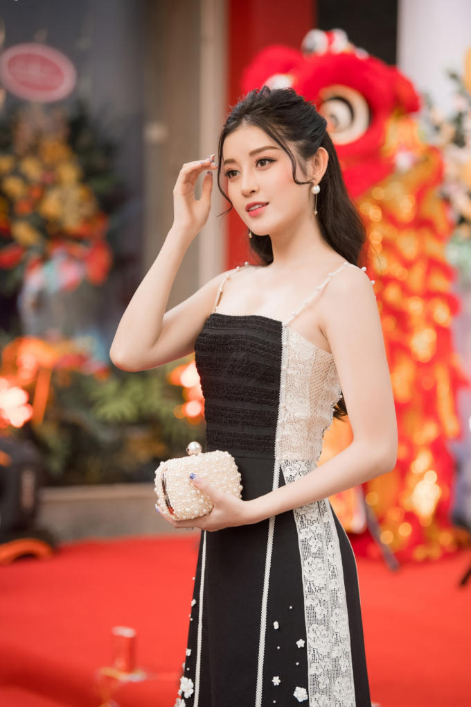 Á hậu Huyền My cắt băng khai trương nhà hàng. Người đẹp gốc Hà Nội cho biết cô có dịp hợp tác với chủ nhà hàng từ những ngày đầu hoạt động nghệ thuật nên cả hai anh em đều rất thân thiết. Huyền My bày tỏ niềm vui và mong muốn đàn anh sẽ thành công trong lĩnh vực mới.