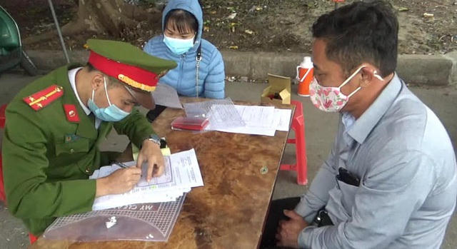 Ngày 30/1, Công an TP Ninh Bình đã phát hiện 5 trường hợp đến Chợ Hoa Xuân không đeo khẩu trang phòng dịch, đã lập biên bản để xử lý theo quy định.